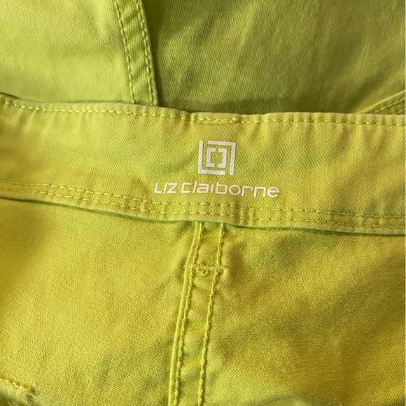 Liz Claiborne Ladies 12 Mid Rise Cotton Shorts
Chartreuse
Pockets front and back - Picture 3 of 6